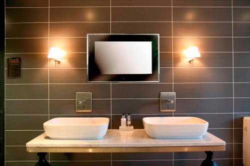Телевизор Aquavision в интерьере ванной